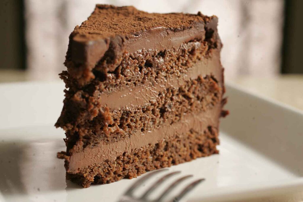 Receita de bolo de chocolate recheado com mousse de chocolate